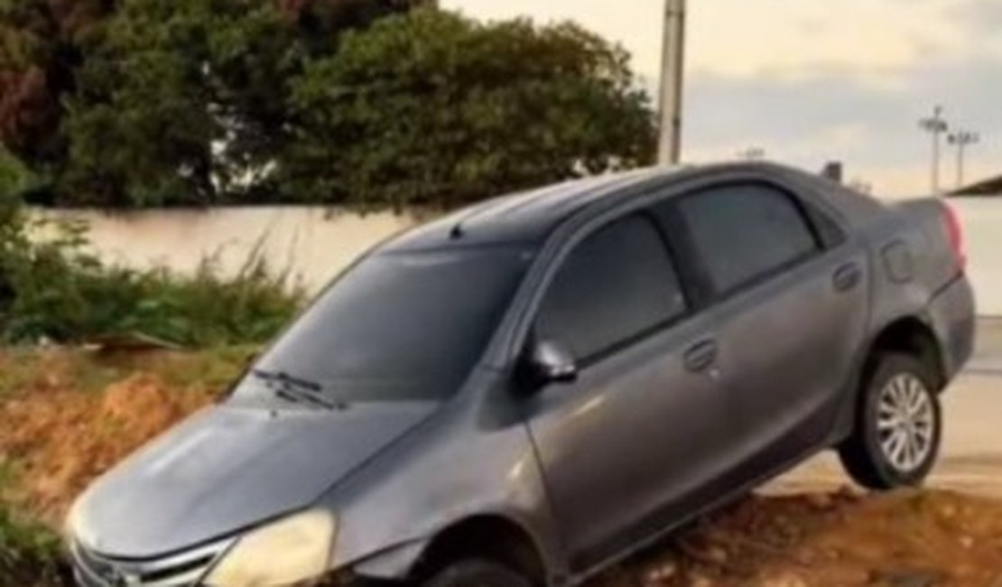 Motorista perde controle e carro cai em vala na Santa Edwiges, em Arapiraca