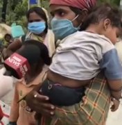 Vídeo viraliza ao mostrar repórter tirando sapatos e dando a migrante descalço; veja