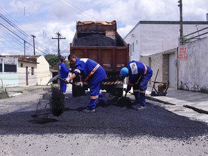 Prefeitura aplica 135 toneladas de asfalto em operação tapa-buraco