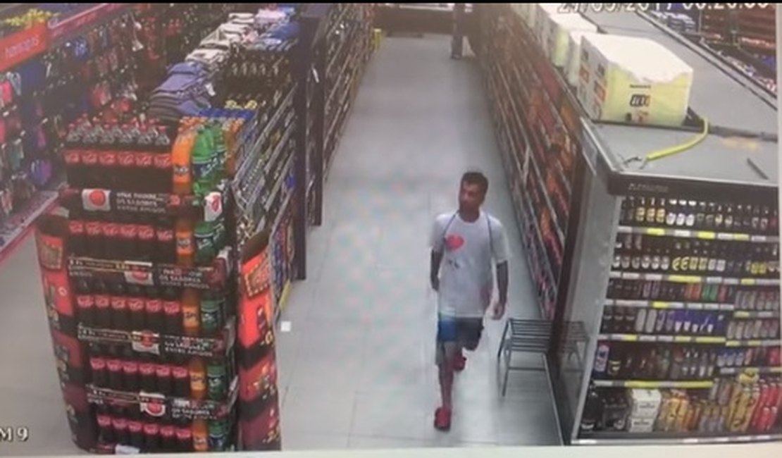 Câmeras de segurança registram homem furtando bebidas em supermercado