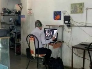 Imagem de professor dando aulas online em lan house viraliza na internet