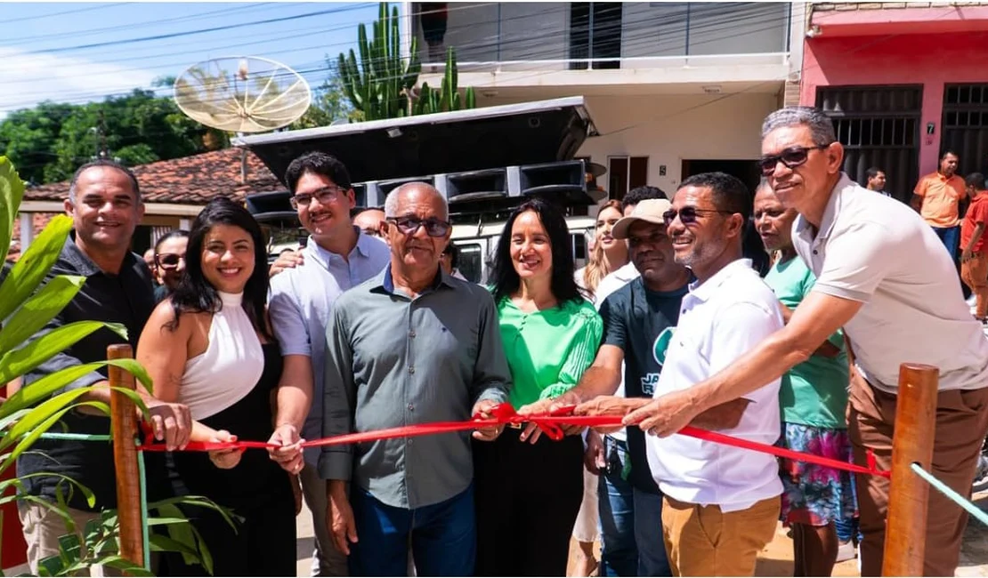 Prefeito Déo entrega obras para população de Japaratinga
