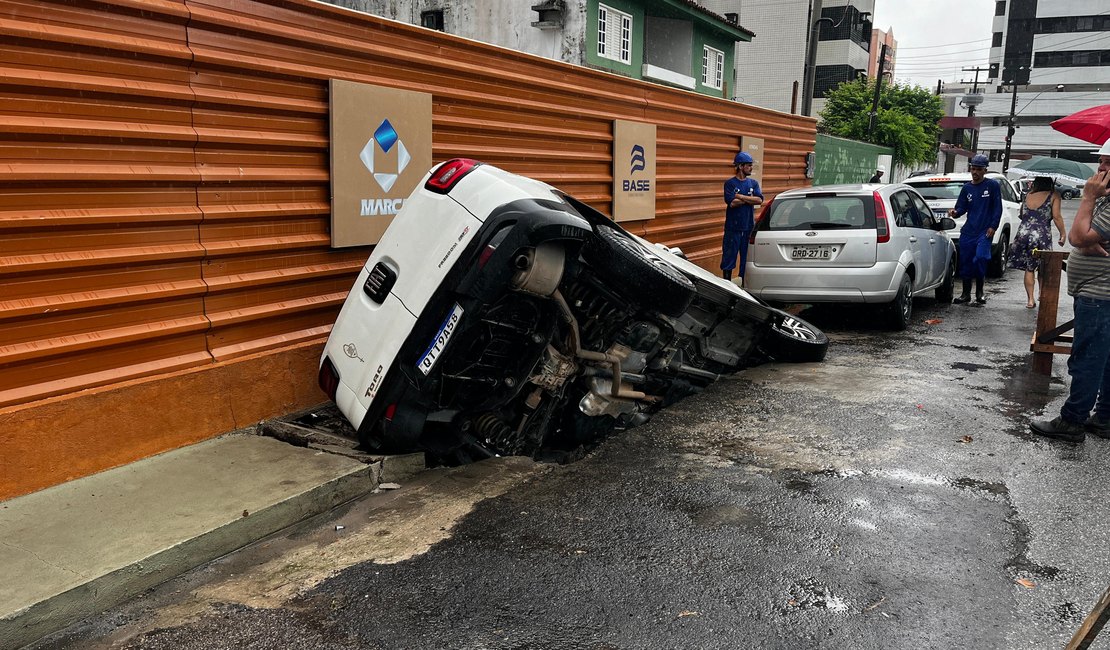 Cratera se abre e engole carro no bairro da Jatiúca