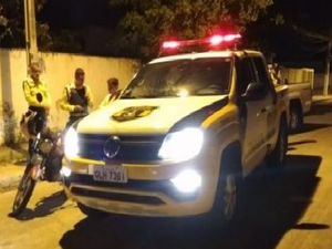 Condutor embriagado tenta agredir policiais a pauladas após colidir contra três veículos em Delmiro Gouveia