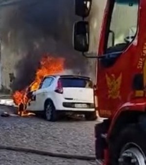 [Vídeo] Carro pega fogo próximo à Feirinha do Tabuleiro, em Maceió