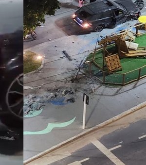 [Vídeo] Carro invade praça em Cruz das Almas e atropela motociclista; local ficou destruído