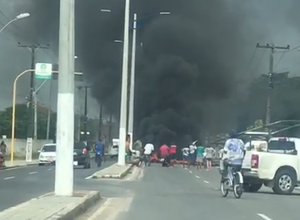 Moradores protestam contra obra de saneamento básico no João Sampaio II