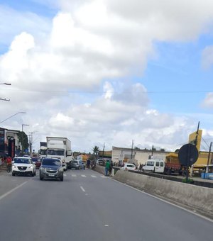 Colisão entre carreta e carro deixa trânsito lento na BR-104 em Rio Largo