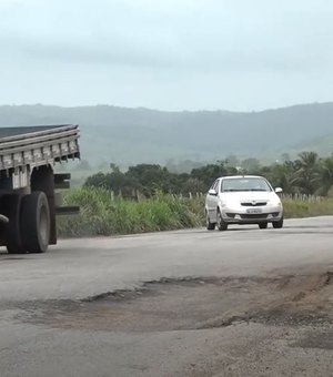 [Vídeo] Buracos aumentam risco de acidentes e provocam prejuízos na AL-110 em Taquarana