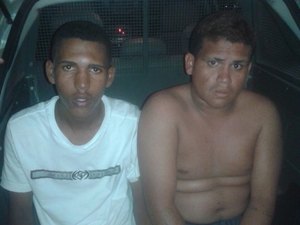 Após assalto a ônibus, jovens são capturados e presos com arma e objetos roubados