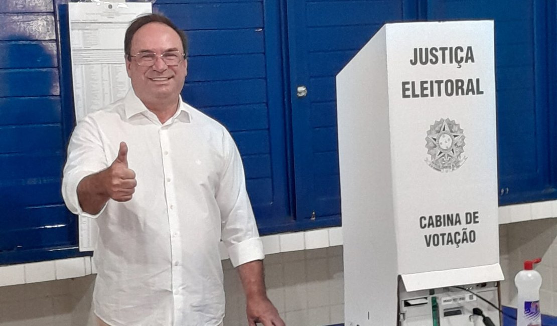 [Vídeo] Candidato à reeleição, Luciano Barbosa recebe aplausos de eleitores ao chegar para votar na Uneal