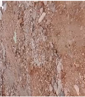 [Vídeo] Moradora denuncia rua esburacada no bairro Capiatã, em Arapiraca