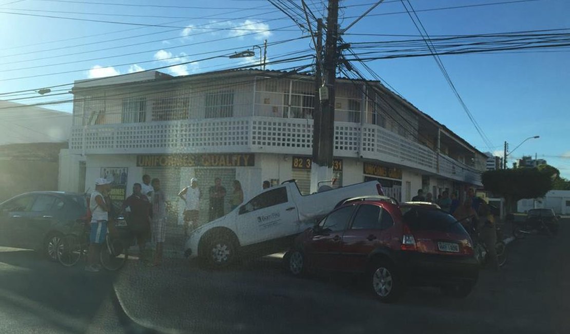 Motorista avança cruzamento e provoca acidente inusitado na Avenida Jatiúca