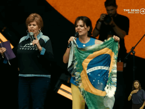 Profetisa americana afirma que Deus começou a expor corrupção no Brasil