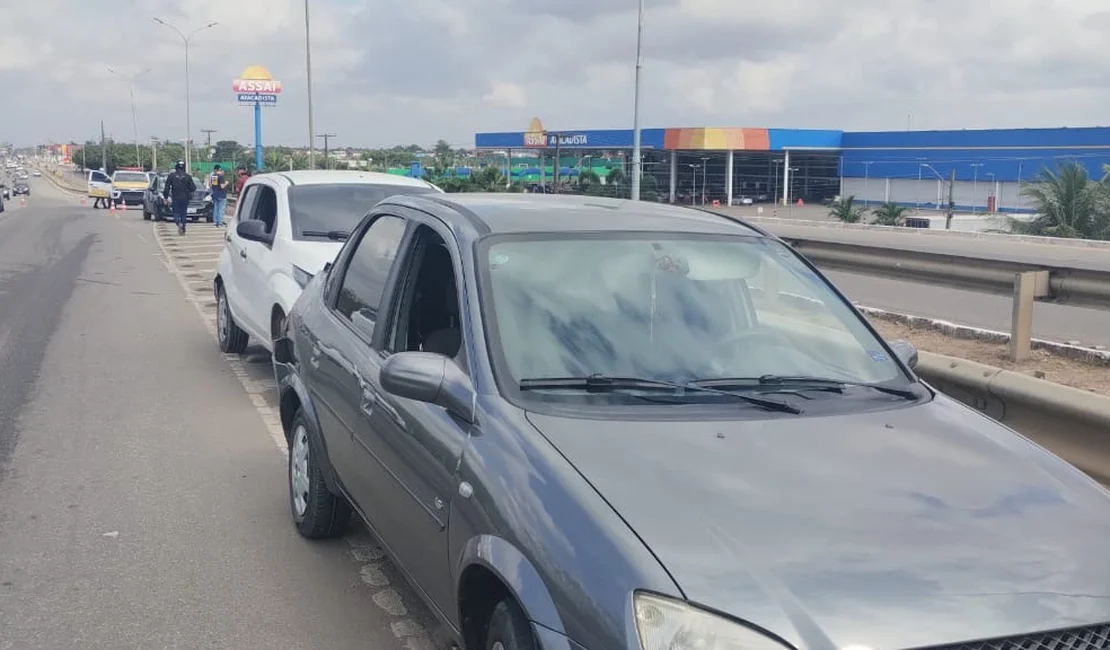 Engavetamento envolve três veículos na Avenida José Alexandre, em Arapiraca