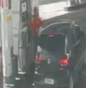 Câmeras flagram motorista por app comprando gasolina para forjar golpe do seguro