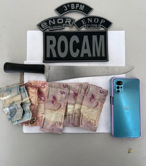 Homem puxa faca para adolescente, foge da PM, luta com policiais e acaba detido em Arapiraca