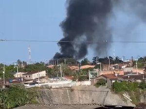 Incêndio em terreno baldio assusta moradores no Benedito Bentes, em Maceió