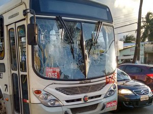 Após atropelamento, populares tentam depredar ônibus no Jacintinho