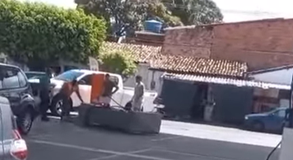 [Vídeo] Carro derruba bomba de combustível em posto na Ponta da Terra