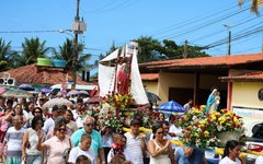 Fieis participam de procissão em homenagem a São Pedro em Maragogi