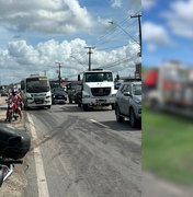 Motociclista morre após ser arrastado por carreta na entrada do conjunto Graciliano Ramos