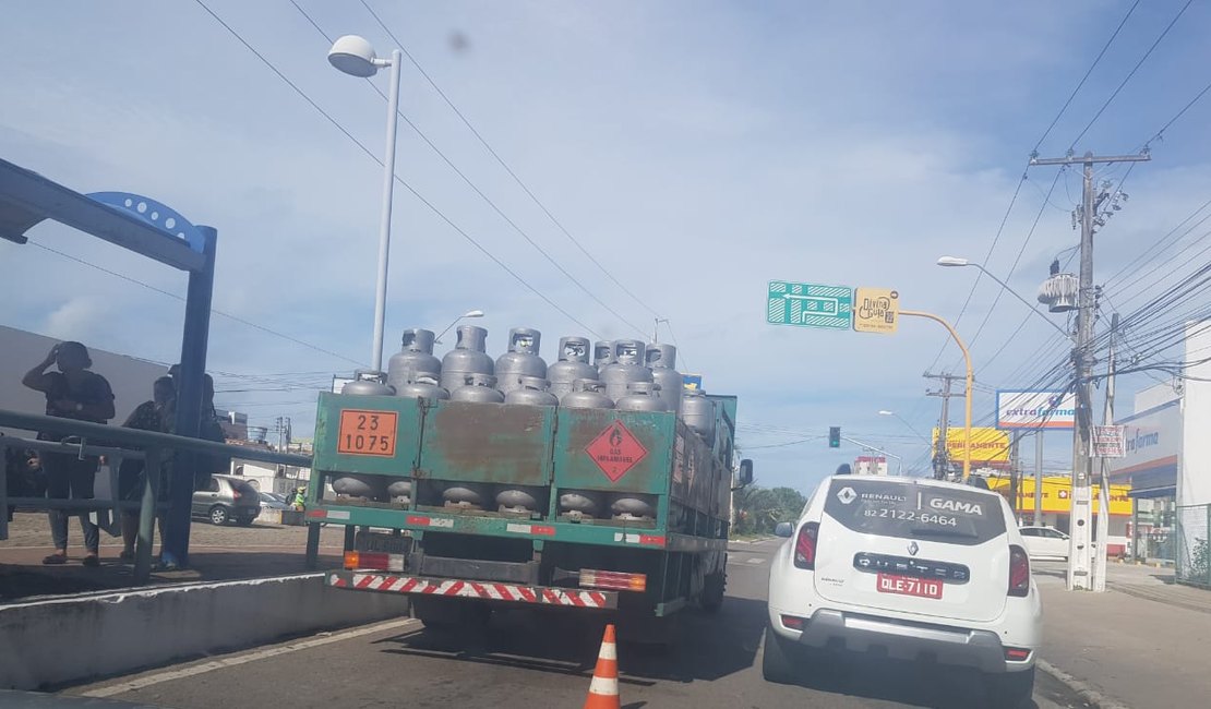 Caminhão quebrado deixa trânsito lento na Álvaro Calheiros