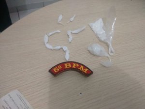 Adolescente é apreendido vendendo cocaína na porta de casa no Benedito Bentes