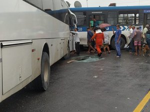 [Vídeo] Acidente entre um ônibus e micro-ônibus deixa seis pessoas feridas no Clima Bom