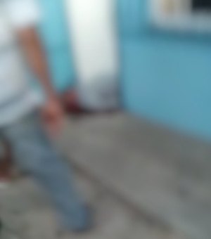 Homem é morto com oito tiros na porta de casa na parte alta de Maceió