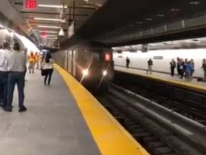 Turista fica sem pernas após ser atropelada duas vezes pelo metrô