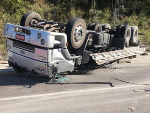 Caminhão vira e condutor fica ferido na rodovia AL 105