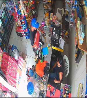 [Vídeo] Bandido armado comete assalto em mercadinho de Porto Calvo