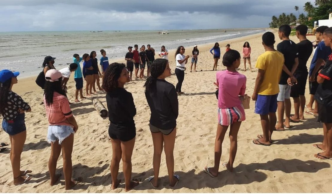 Alunos de escola de Maragogi participam de aula sobre zona costeira em São Bento