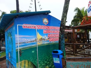 Ventos fortes derrubam telhas de quiosques em Porto de Galinhas