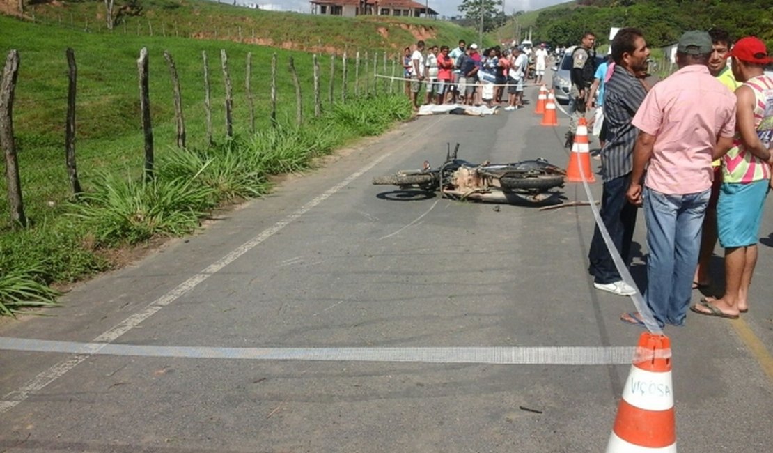 Jovem morre após moto colidir contra arame farpado