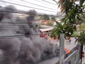 Protesto na Ladeira Geraldo Melo paralisa o trânsito em Maceió nesta segunda-feira (19)