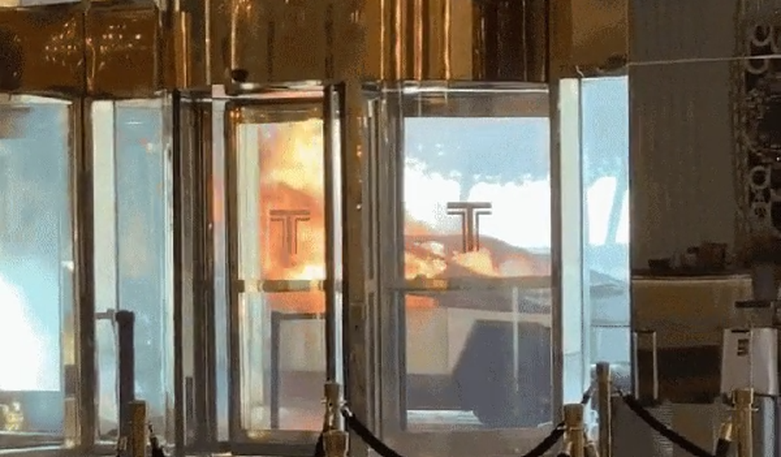Carro da Tesla pega fogo em frente a hotel de Trump; uma pessoa morreu