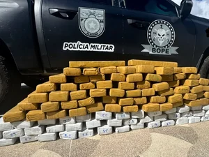 Ocupantes são presos usando maconha em carreta com quase 100 kg da droga