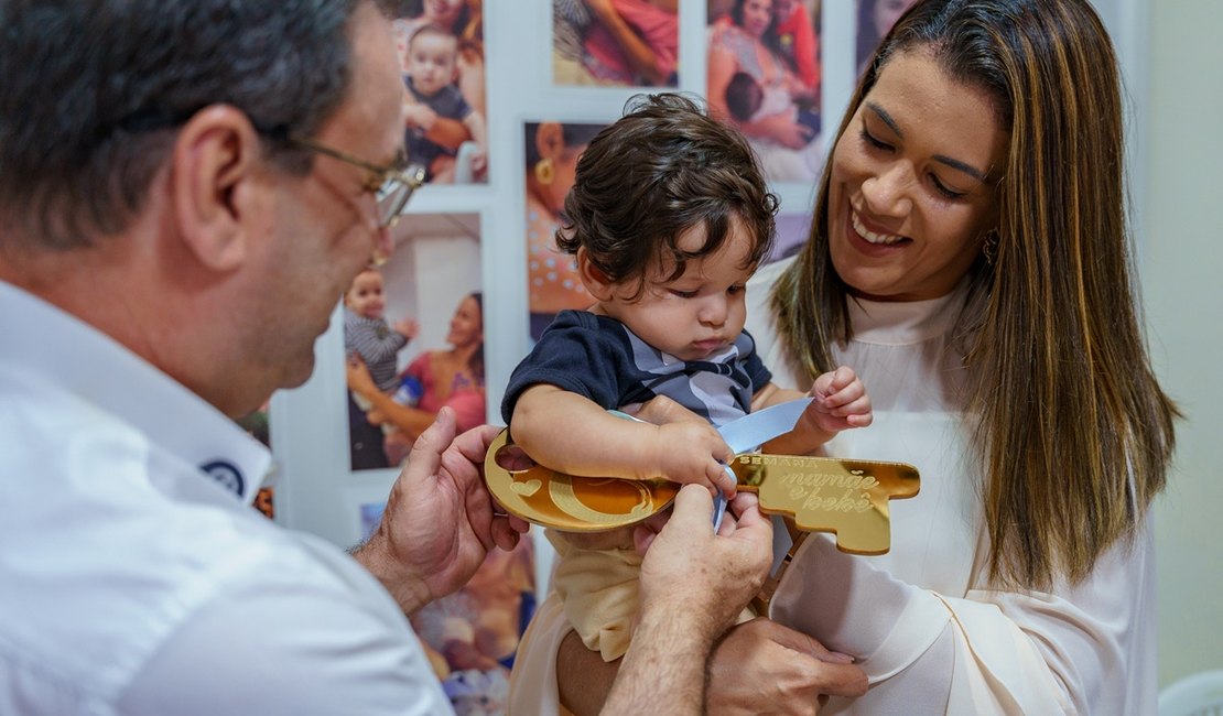 Pequeno herói: Luciano Barbosa entrega chave da cidade a bebê prefeito de 2025