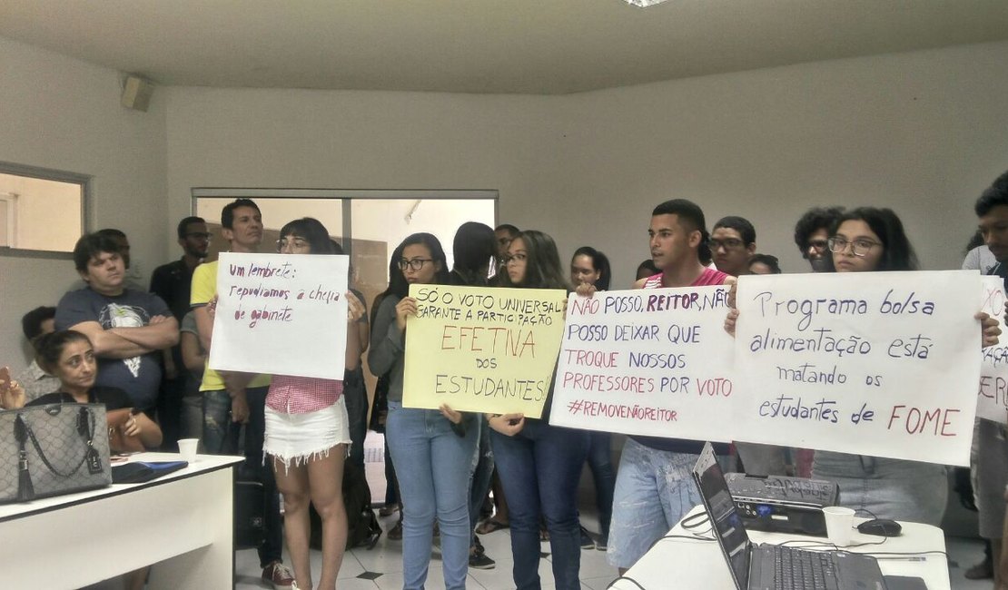 Estudantes da UNEAL protestam durante reunião do CONSU