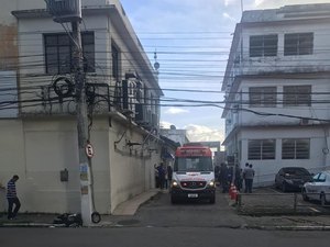 Trabalhador cai de telhado durante obra no prédio do Itec