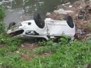 [Vídeo] Carro capota e cai de ribanceira na Avenida Leste/Oeste, em Maceió