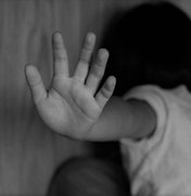 Terapeuta filmada agredindo criança autista processa mãe da vítima em R$ 20 mil e alega difamação