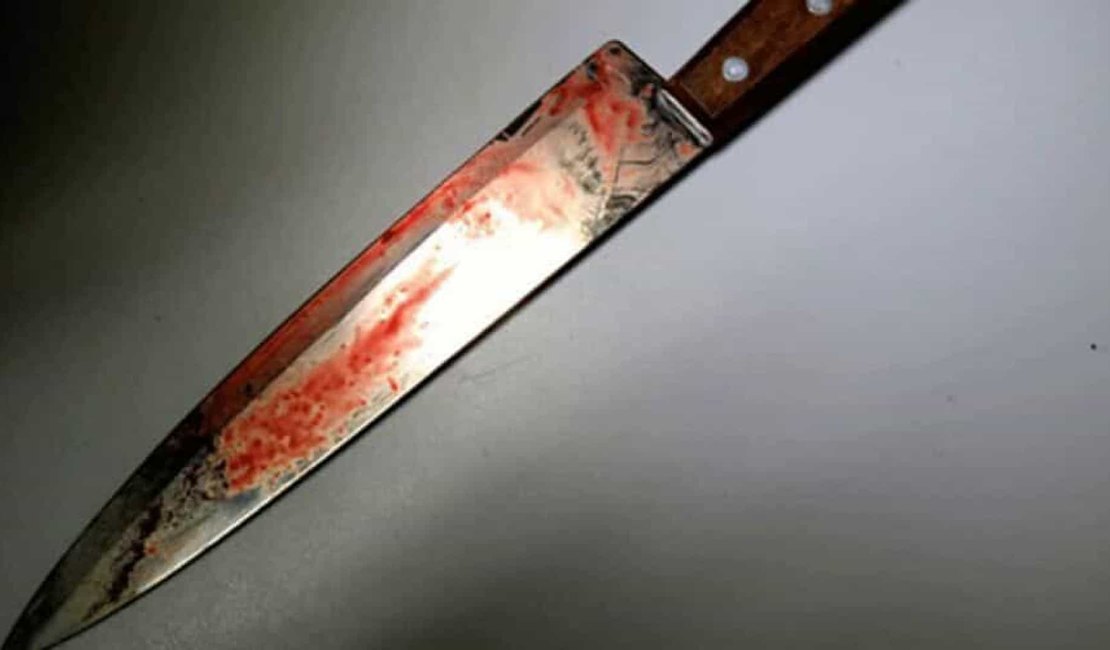 Homem é assassinado com golpes de faca em via pública