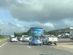 Veículo Ford Ka é flagrado transportando caixa d’água de 3 mil litros em Arapiraca