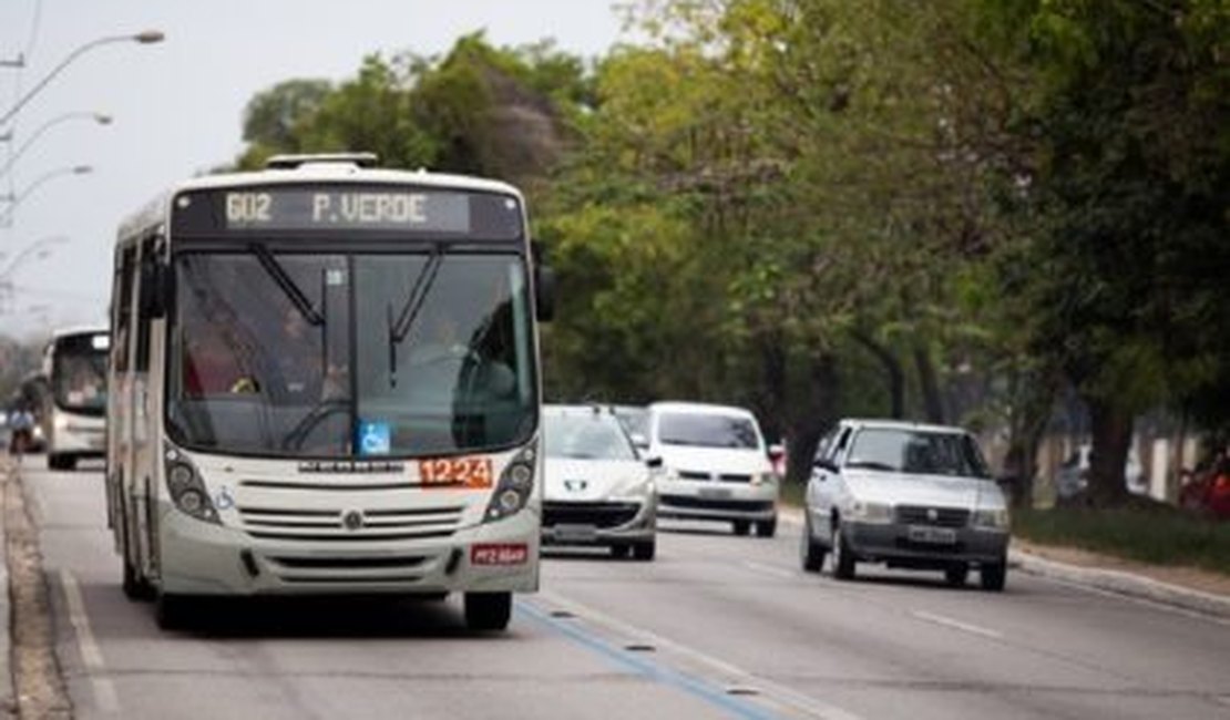 População realiza protesto no Terminal de ônibus do Graciliano Ramos