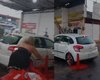 Homem expulso de posto volta de carro e quase atropela clientes que bebiam no local
