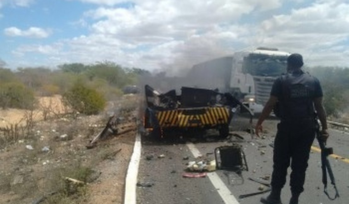 Vídeo: bando explode cofre, incendeia carro-forte e dinheiro queimado se espalha em rodovia