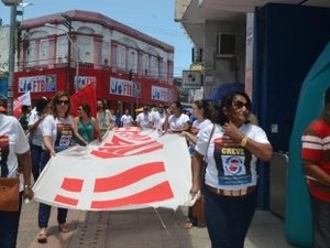 Docentes da UFAL realizam ato público no Centro de Maceió